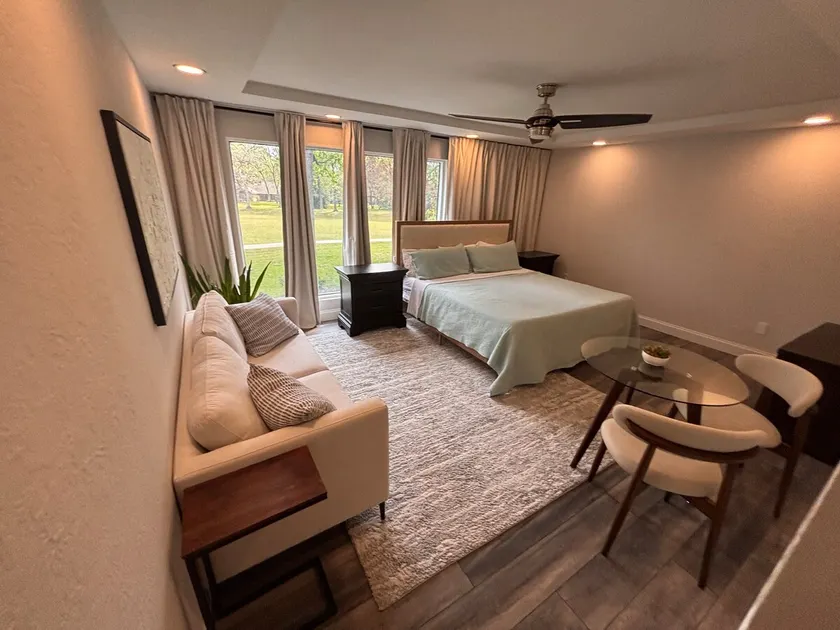 Private King Luxury Retreat - Image 1