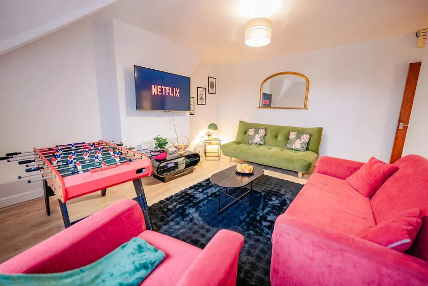 2BR 2 En-Suite Free Parking Fast WiFi Flat - Image 1