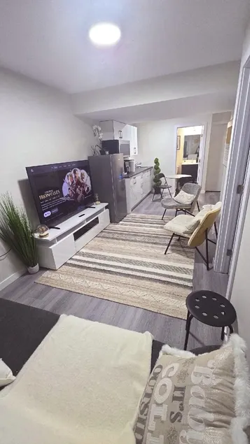 Luxury lakeview basement suite & private entrance - Image 1