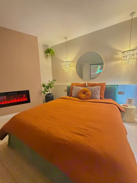 Romantic suite with spa, cinema and fireplace - Image 1