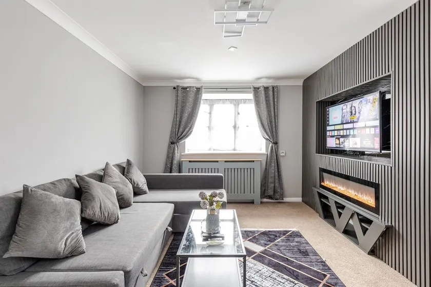 Luxurious 2BR Apt near O2 arena & Excel London with Parking Facilities - Image 1