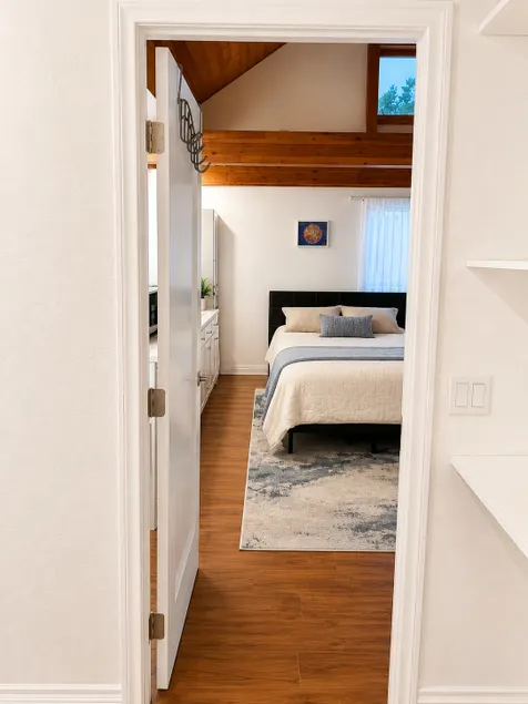 Quiet/private/suite W/Kitchen& Parking near beach - Image 1