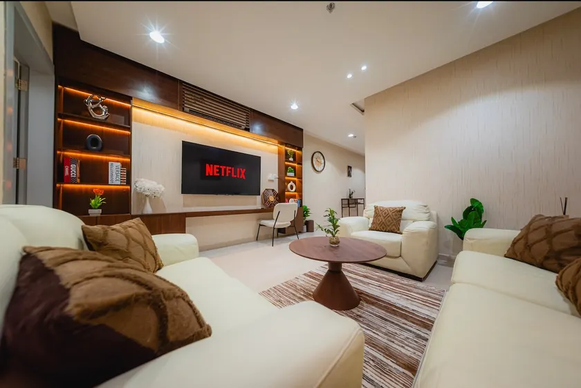 Apartment with a bedroom, a living room and a very special large kitchen - Image 1