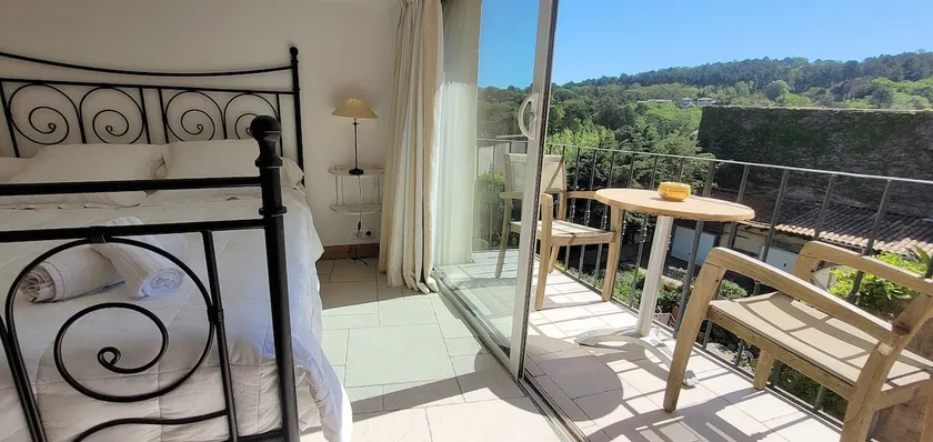 Suite 4, Ana Karina - Image 1