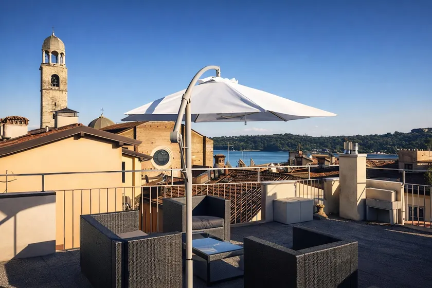 Top floor with terrace and lake-view solarium - Image 1