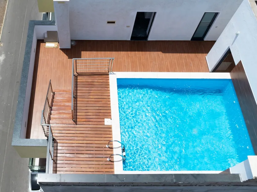 Modern 2-bdr apt with rooftop pool - LCGR - Image 1