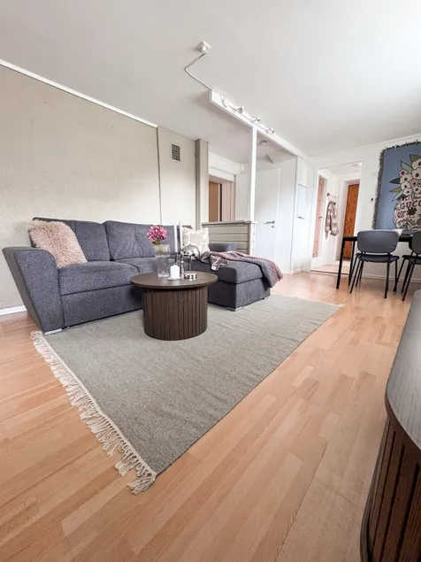 Conveniently located and cozy apartment with alcove bedrooms. - Image 1
