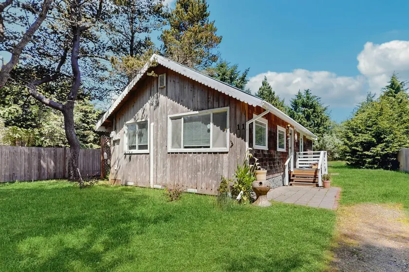 2 BR home walking distance to beach, dog friendly - Image 1