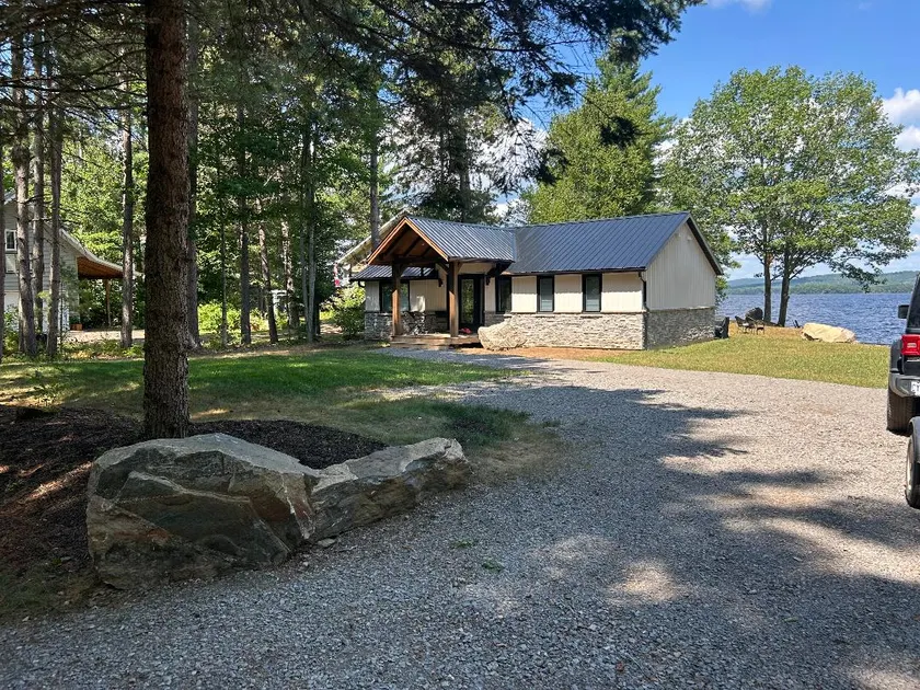 Beautiful Round Lake - Four Season Beach House! - Image 1