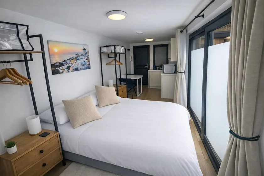 The Garden Room - Modern Studio with Free Parking - Image 1