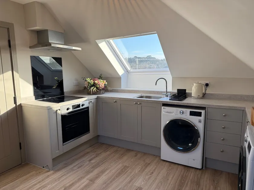 Modern and plush flat with roof garden - Image 1