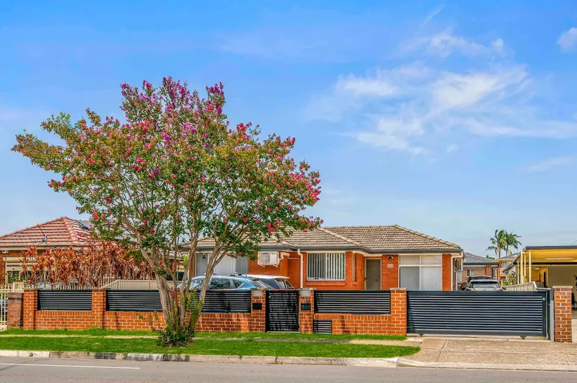 Convenient Home in Canley Heights - Image 1