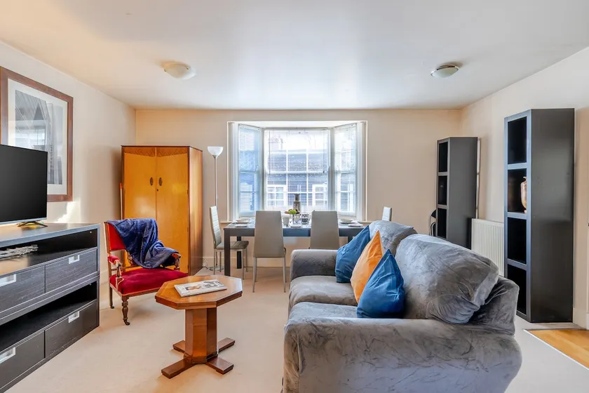 Retro Art Deco 2Bed with Parking in Thames Ditton - Pass the Keys - Image 1