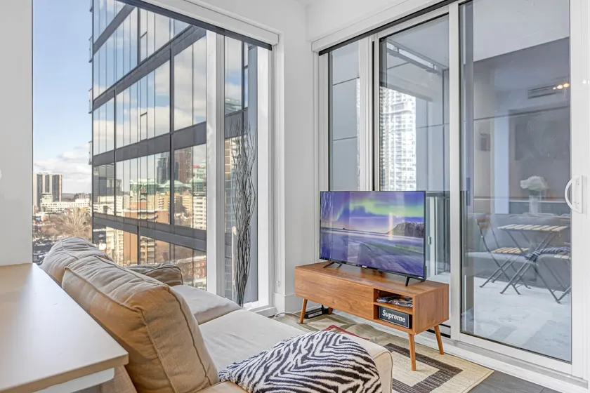Stylish 2BR Downtown Sanctuary - Free Parking - Image 1