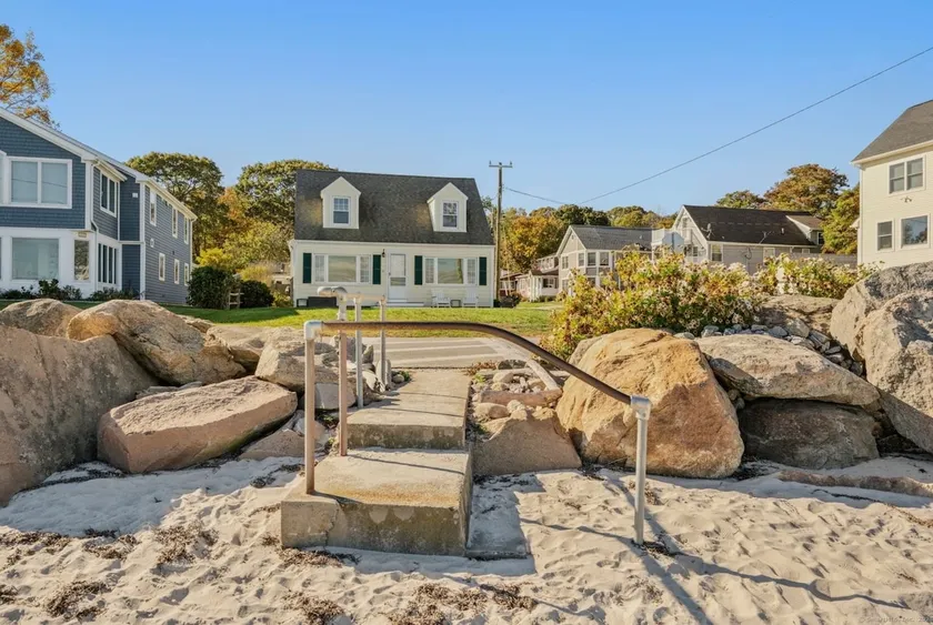 Oceanfront cozy cottage - Image 1
