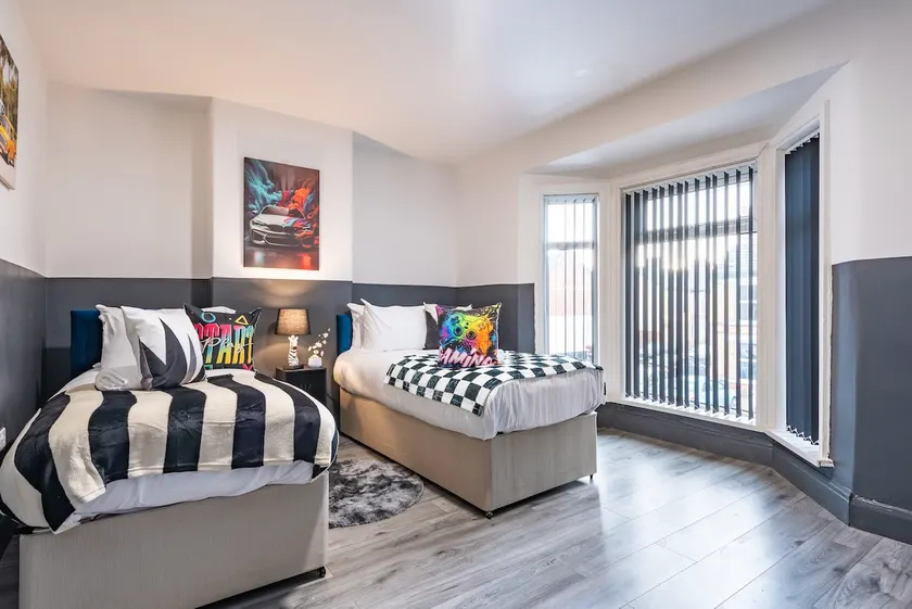 Newland Ave 4 Bedroom 5 Smart TVS 1,5 Bathroom Ebenezer Garden House - Image 1