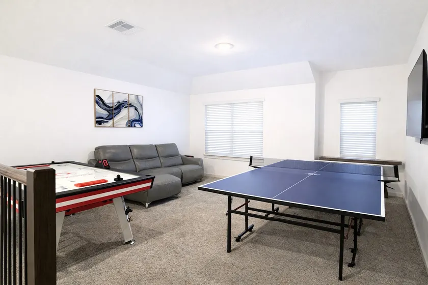 Spacious 5 bedroom 3 bathroom ping pong air hockey - Image 1
