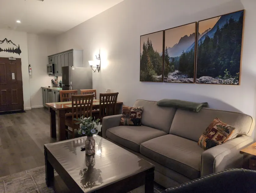Amazing 1st floor Ski inout at Creek) - Image 1