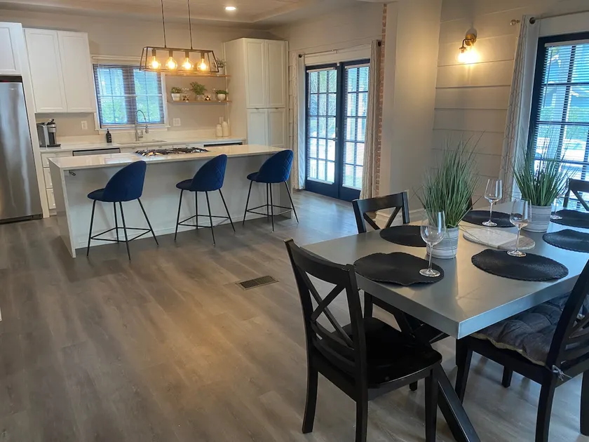 Historic Main Pool House Retreat w Parking - Image 1