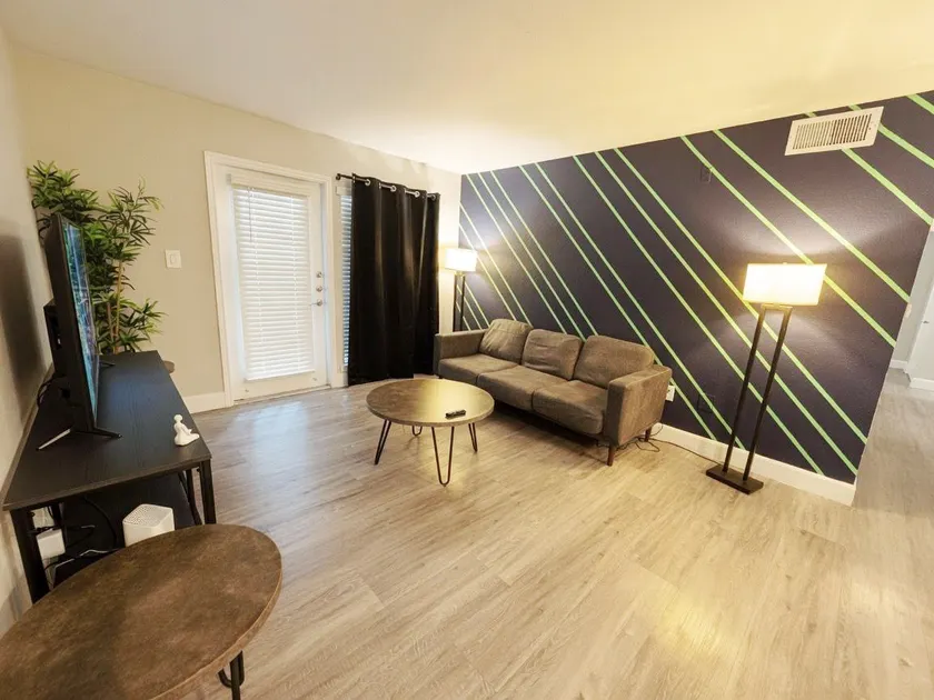 King 2 Bed 2 Bath Apt with Pool /5 min walk to NRG - Image 1