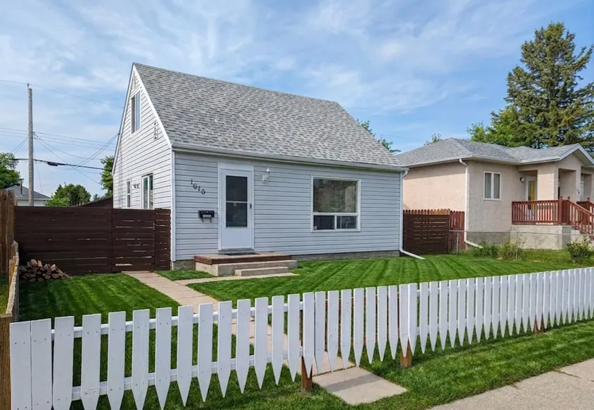 EasyAccess Entire 3BR House Near Airport & Center - Image 1