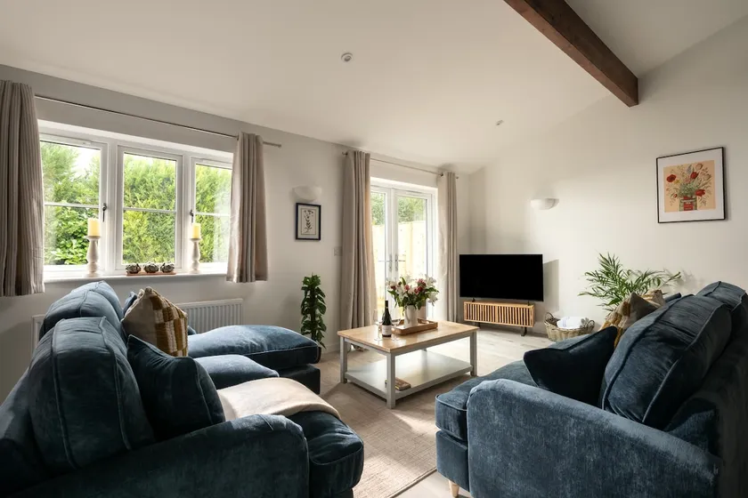 New Market - Modern Stay in Cotswolds with Hot Tub - Image 1