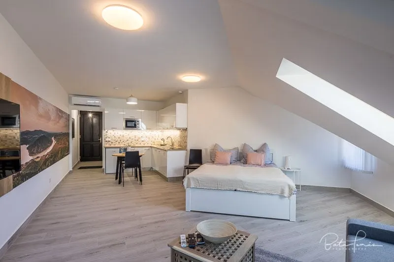 Stylish & Modern Studio Accommodation -Duna apartment - Image 1