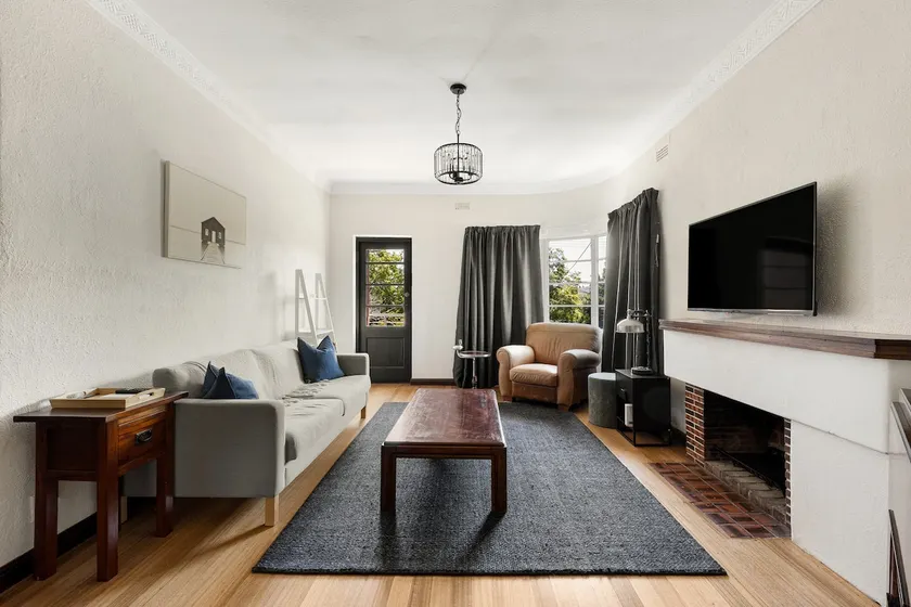 Streamline Moderne apartment w/ dedicated parking - Image 1