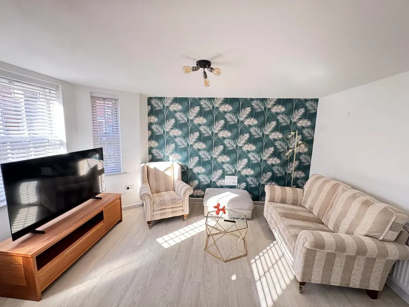 Contemporary 2-Bed Apartment with Parking Bedford - Image 1
