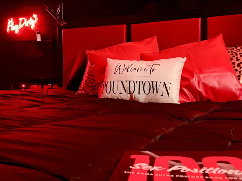 Redwood | Adults Only | Intimate, red room retreat - Image 1