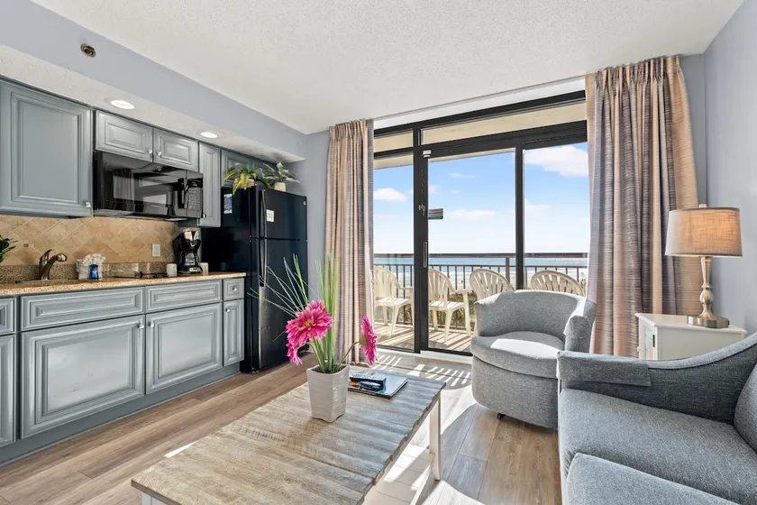Wonderful Oceanfront Condo with Pools and Hot Tub - Image 1