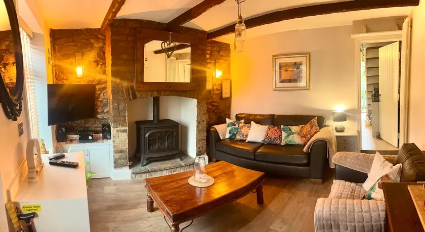 Village Cottage Marple - Image 1