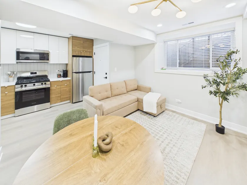 Entire rental unit in Chicago, Illinois - Image 1
