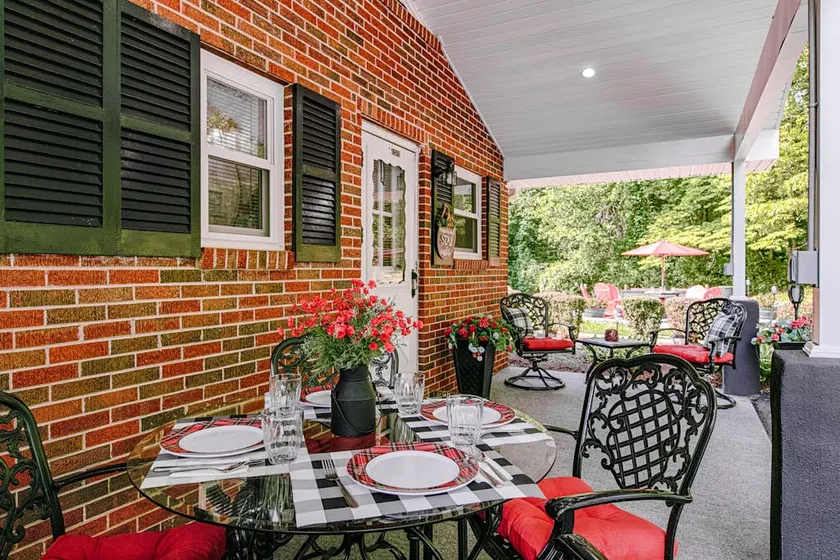 Charming Oasis with Alfresco Dining, 3 Smart TVs, - Image 1