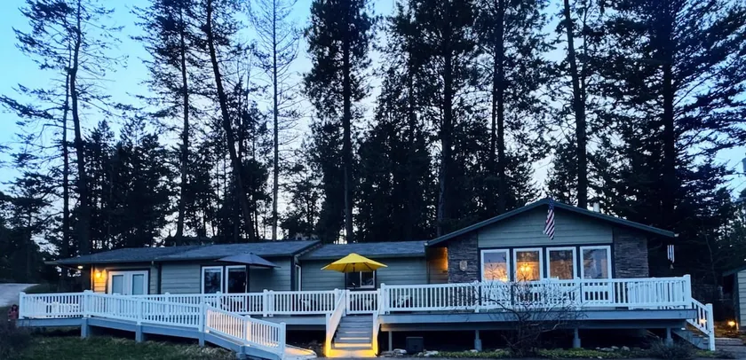 Lakeview • 4BR • Huge Deck • Dog Friendly • ADA - Image 1
