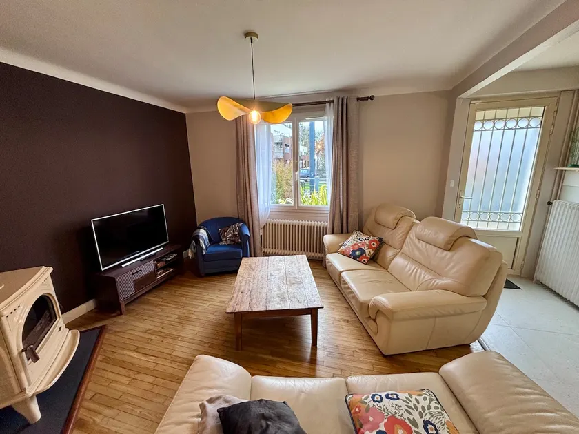 Lovely 3-Bedroom House with Free Parking - Image 1