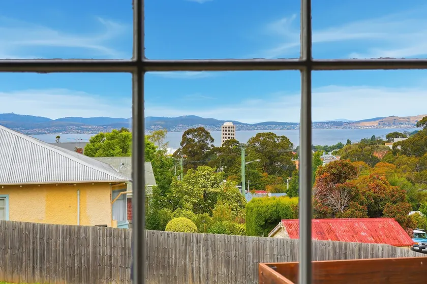 Charming Sandy Bay Stay - Image 1