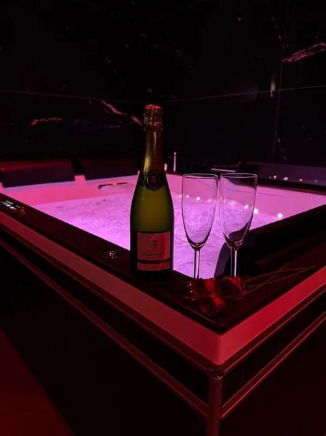 Hollywood Spa and Private Cinema Studio Apartment - Image 1