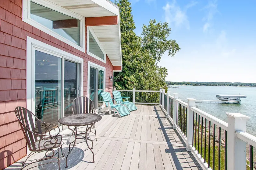 Crystal Lake Escape: Private Dock & Large Deck - Image 1