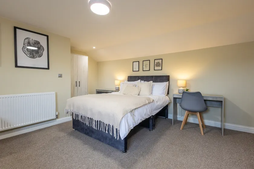 Large Studio with Parking Kitchen and Bathroom DE1 - Image 1