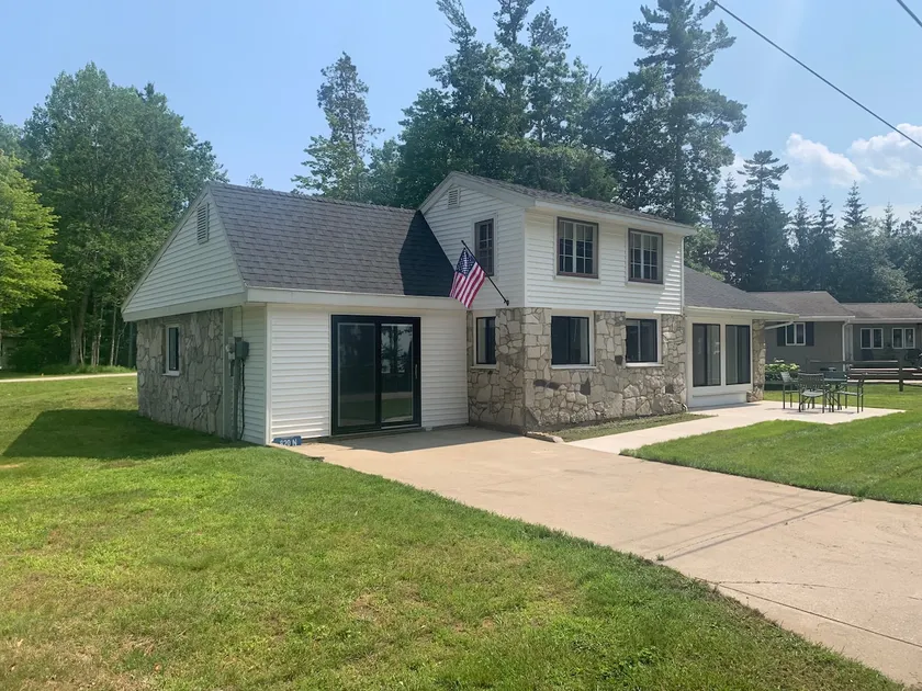 Cozy updated Home Across From Indian Lake - Image 1