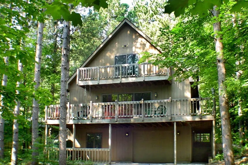 Stunning Treehouse Living with Balcony & Firepit - Image 1