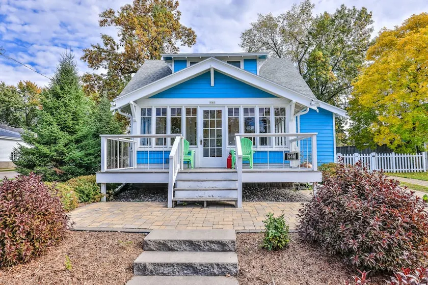 Charming Lakefront Gem: Walk to Downtown! - Image 1