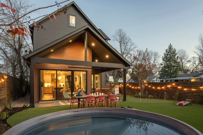Pool, Sauna + Movie + Golf + Yoga Gym | 6th St/DT - Image 1