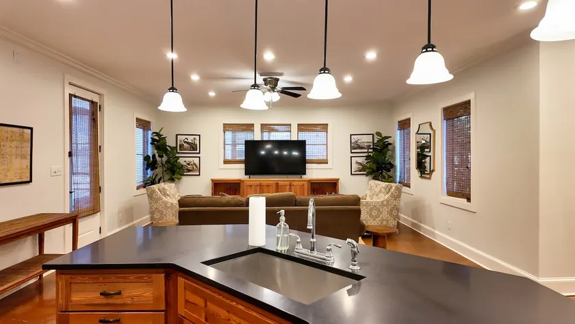 Elegant Loft Located Right On Broad Street - Image 1