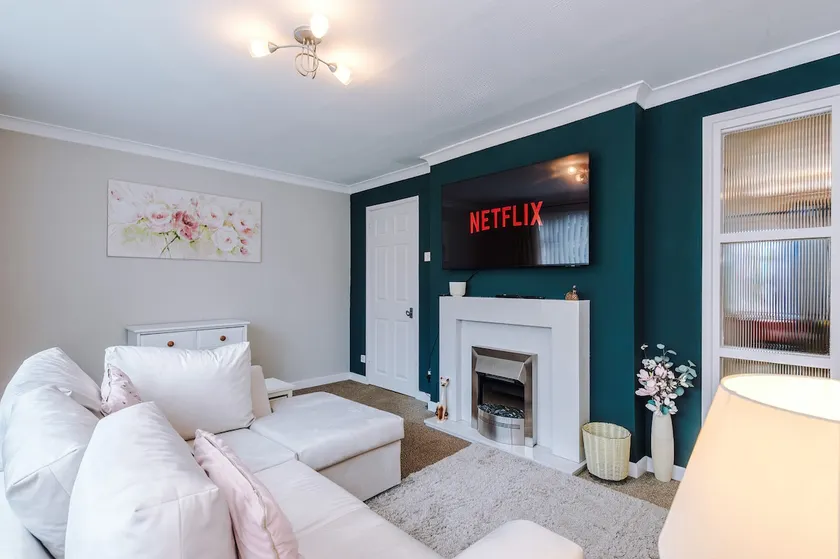 Snug 3BR House | Contractors, Pool Table + Parking - Image 1