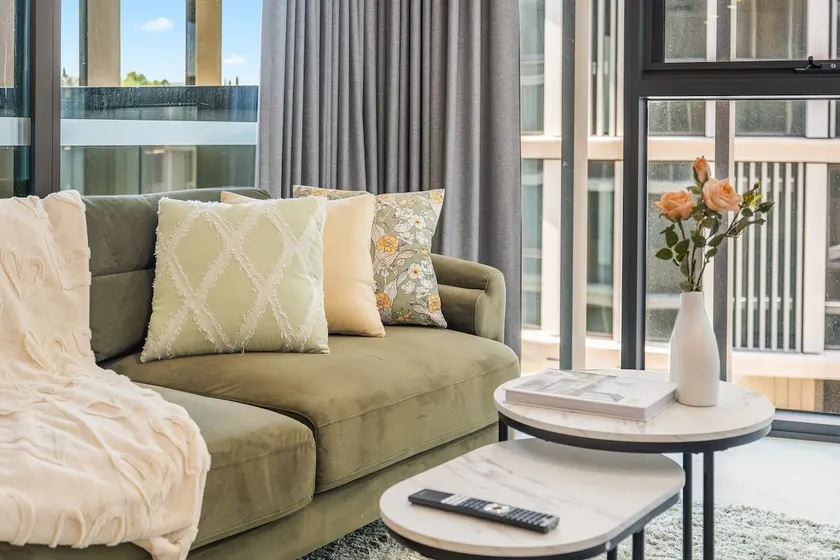 Stylish 1BR CBD Stay, Lake View, Gym n Parking - Image 1