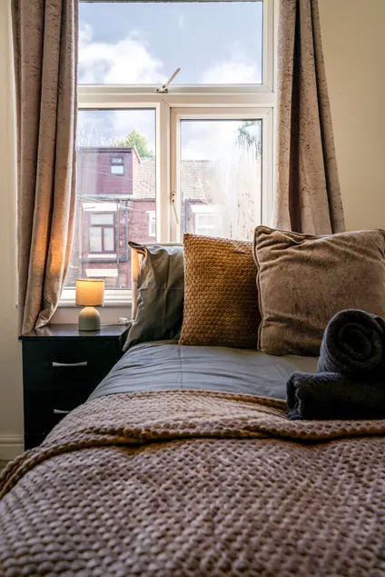 2BR Sleeps 6, Oldham, Free Parking, Fast WiFi - Image 1