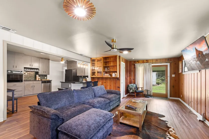 Restored vintage home, perfect for groups. - Image 1