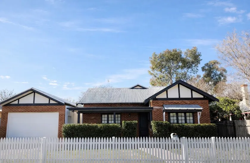 Mr Gipps, Heritage Home, Central, Sleeps 8 - Image 1